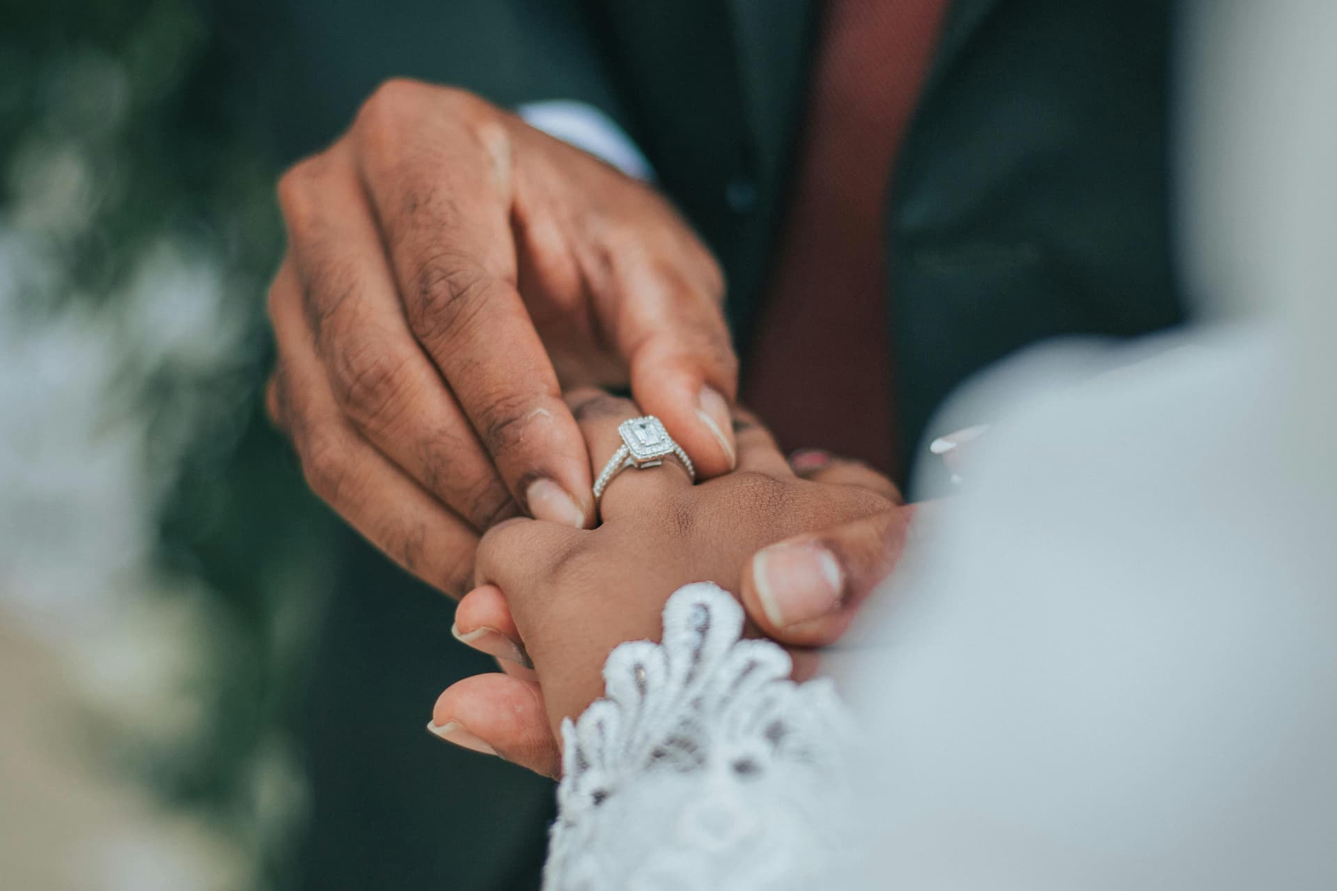 Romantic Valentine’s Day Engagement Rings UK for a Perfect Proposal