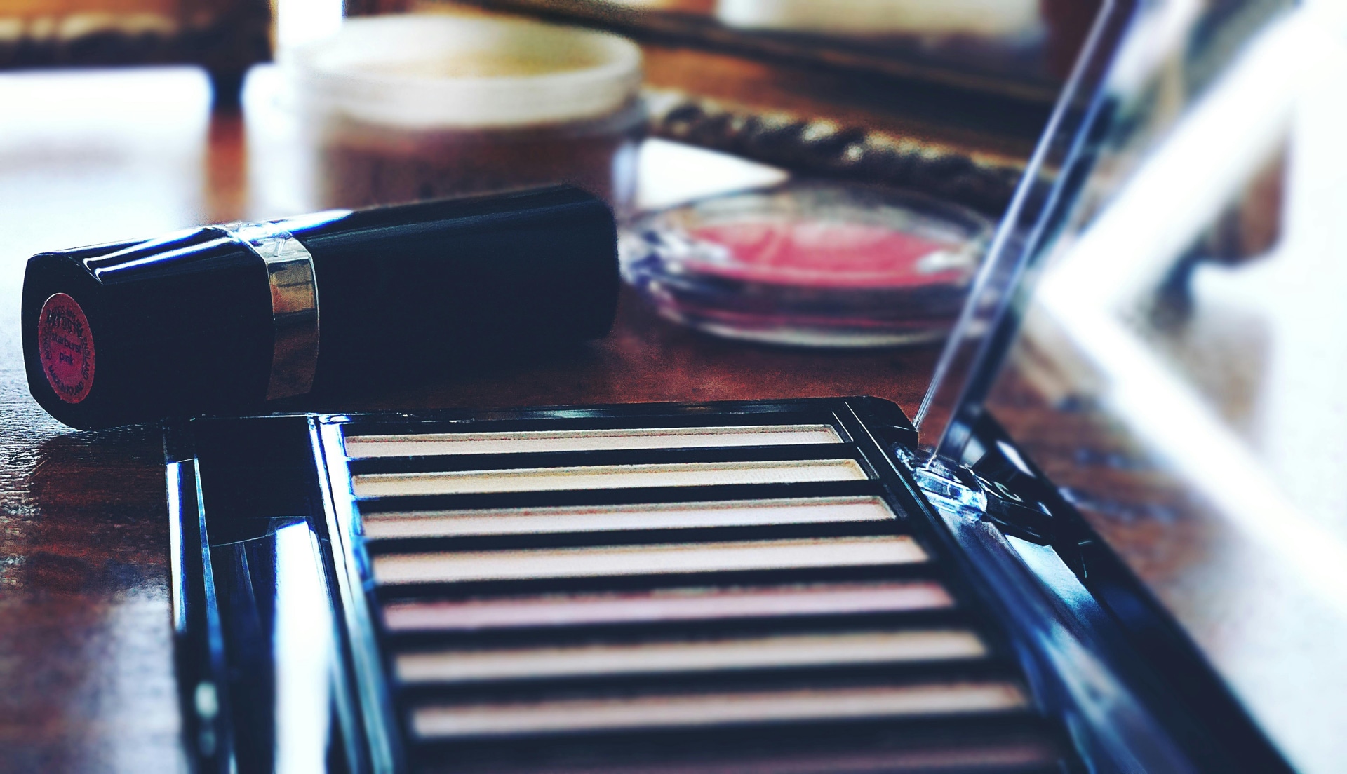 Hourglass Make Up: Combining Style, Quality, and Innovation