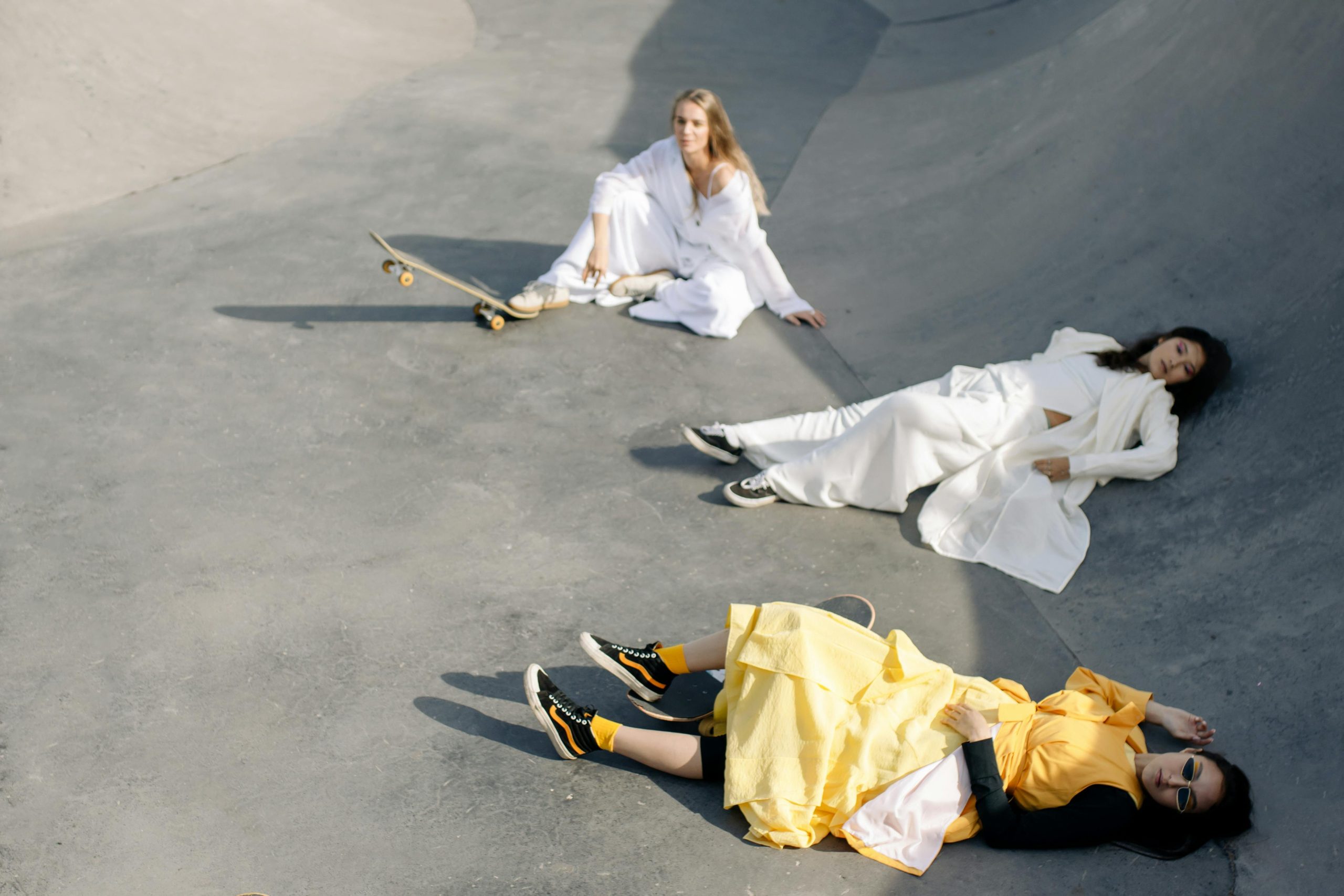 Vestito senza spalline: la sensualità dell’estate