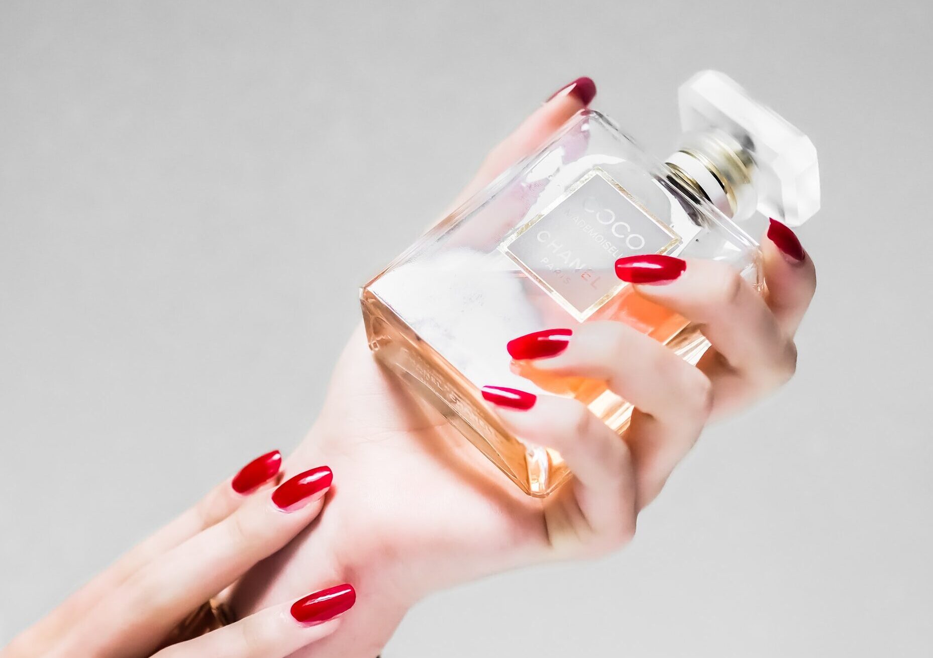 Открийте персонализирани аромати и козметика с Lunaro